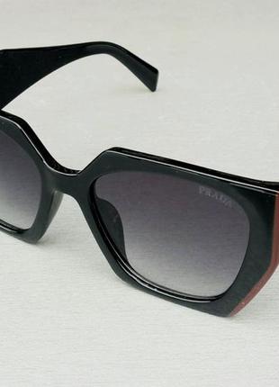 Prada стильные женские солнцезащитные очки темно серый градиент в черно коричневой оправе