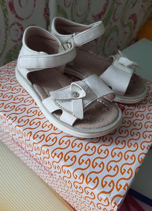 Кроссовки и босоножки для девочеи 5