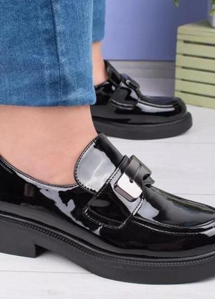 Жіночі лакові туфлі