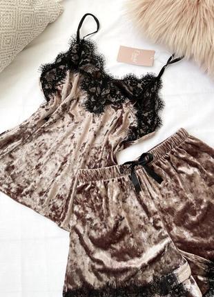 Велюрова піжама з французьким мереживом в кольорі капучіно