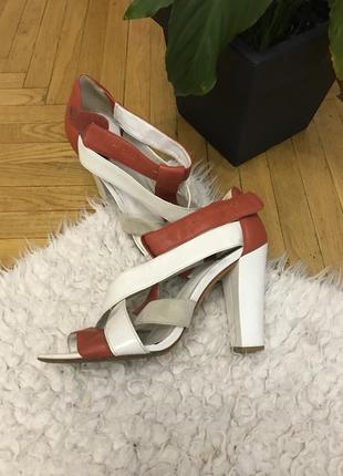 Шкіряні босоніжки на підборах широкому натуральна шкіра ck calvin klein