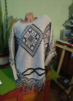 Красивий светр в стилі бохо з бахромою
