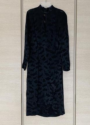 Фактурное платье миди с драпировкой размер s/m