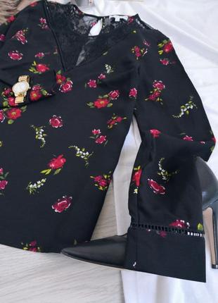 Идеальная черная блуза в цветы со вставками дорогого кружева3 фото