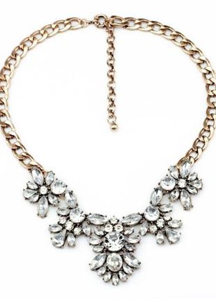 Красивое колье ожерелье белое