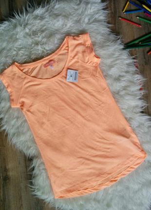 Яскрава футболка