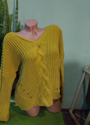 Стильный свитер крупной вязки с косами желто горчичного цвета