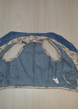 Крутая джинсовая жилетка для маленькой модницы4 фото