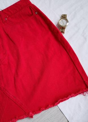 Яркая насыщенно красная юбка с необработанным низом из плотного джинса2 фото