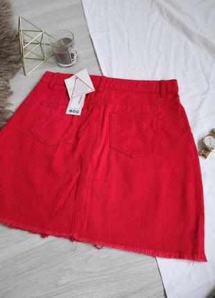 Яркая насыщенно красная юбка с необработанным низом из плотного джинса3 фото