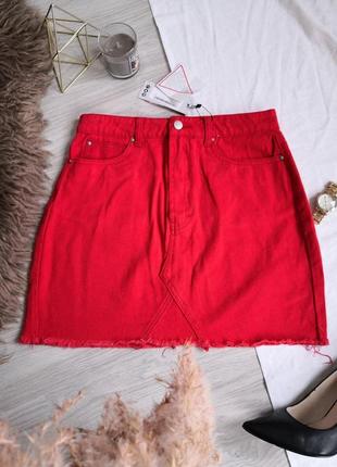Яркая насыщенно красная юбка с необработанным низом из плотного джинса4 фото