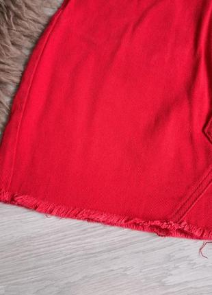 Яркая насыщенно красная юбка с необработанным низом из плотного джинса6 фото