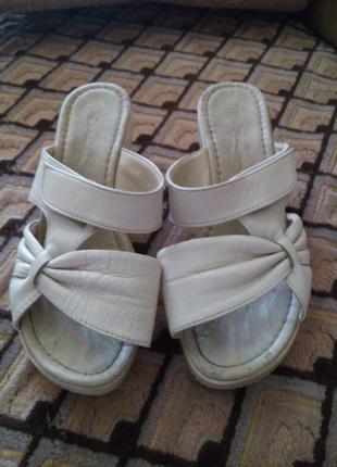 Босоніжки злегка кремуватим кольору