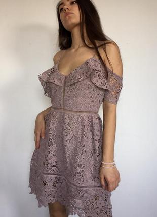 Платье летнее сиреневого цвета кружевное мини с открытыми плечами с воланом пудровое розовое гипюровое прозрачное сарафан