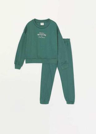 Спортивный костюм на девочку 7/8 лет.