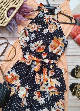Круте яскраве літнє плаття з квітами в горошок з поясом і рюшами чокером8 фото