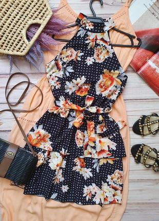 Круте яскраве літнє плаття з квітами в горошок з поясом і рюшами чокером7 фото