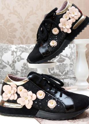 Нарядные кроссовки в черном цвете с цветами