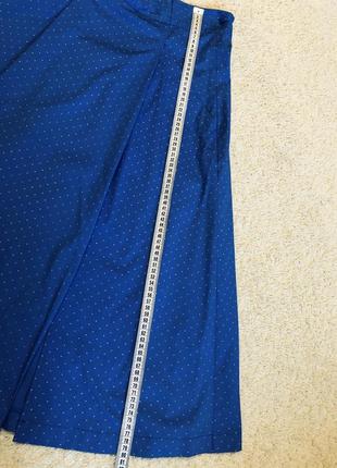 Юбка ультрасиняя синяя в мелкий горошек с разрезом3 фото