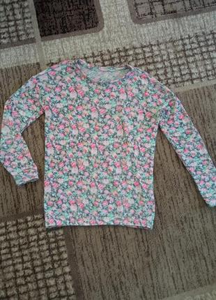 Легкий светр красива забарвлення