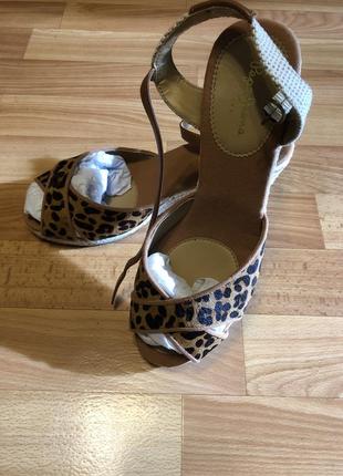 Жіночі босоніжки на танкетці світового бренду pepe jeans.