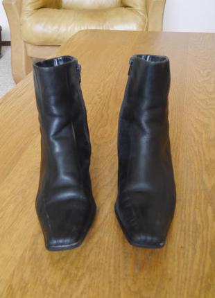 Чоботи короткі шкіряні розмір 7/40 устілка 28 см janet d без набойок