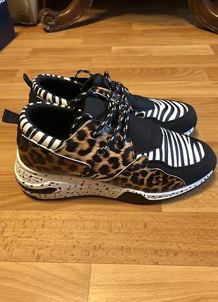 Кроссовки женские спортивные.