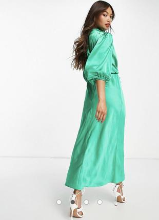 Платье asos из атласа в трендовом цвете. зелёное платье атлас. платье шёлк.