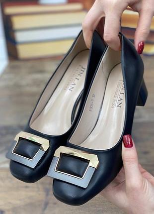 Туфлі жіночі чорні з брошкою еко шкіра розміри 36,37,38,39