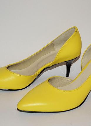 Туфлі човники з гострим носком на підборі шпилька 6 см