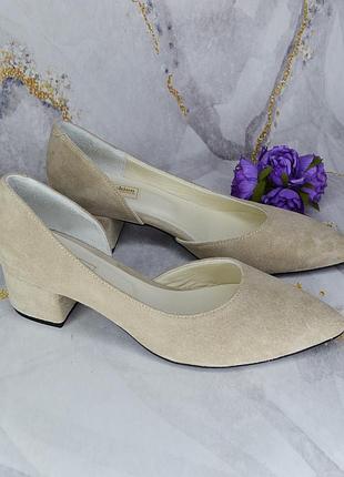 Туфлі човники з гострим носком., замшеві , шкіряні бежеві на невеликому підборі 4 см