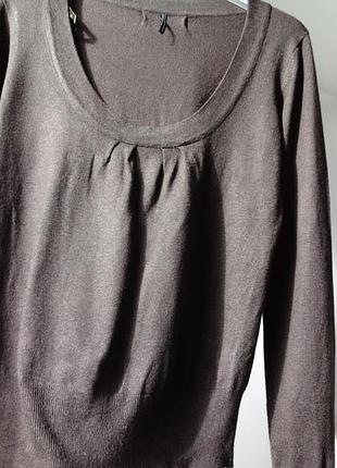 Стильна блуза з великим, гарним вирізом.