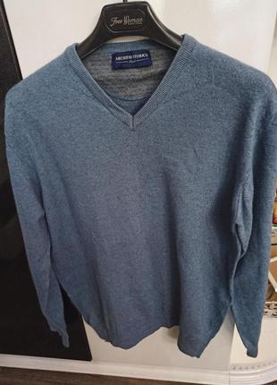 Фірмовий светр.