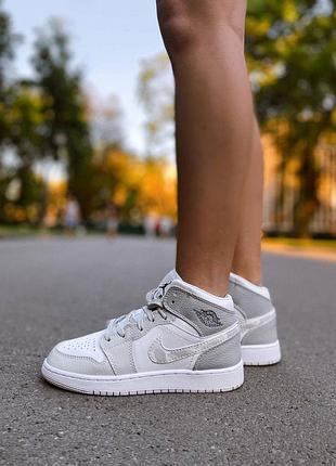 Кросівки жіночі