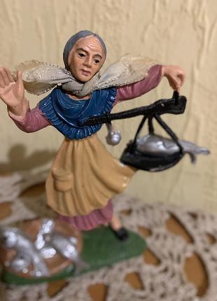 Фигурка продавщицы рыбы 3