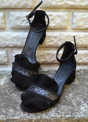 Босоніжки замшеві , шкіряні з рюшами декор , на невеликому підборі 4 см