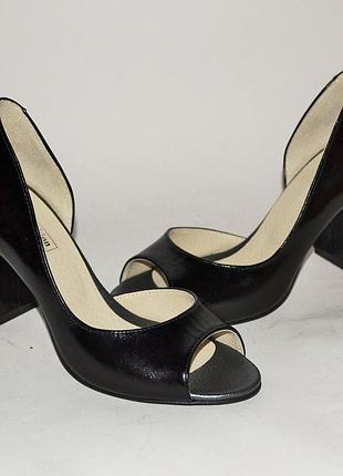 Босоніжки з натуральної шкіри з відкритим носком на високому підборі 9 см