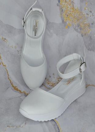 Сандалии с закрытым носком из натуральной кожи на спортивной подошве