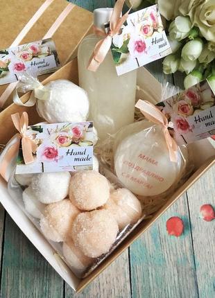 Подарунковий набір косметики для мами на 8 березня