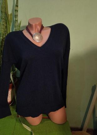 Шикарний светр темно-синього кольору з вовни і кашеміру.