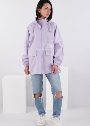 Стильна фіолетова бузкова лілова осіння весняна демі куртка з написом вітровка подовжена оверсайз