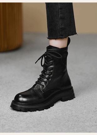 Женские кожаные чёрные ботинки на тракторной подошве3 фото