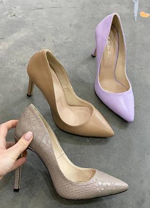 Туфли лодочки с острым носком из натуральной кожи на высокой шпильке 10см