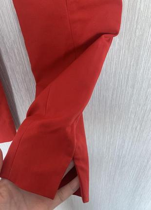 Яркие красные стильные брюки с разрезами5 фото