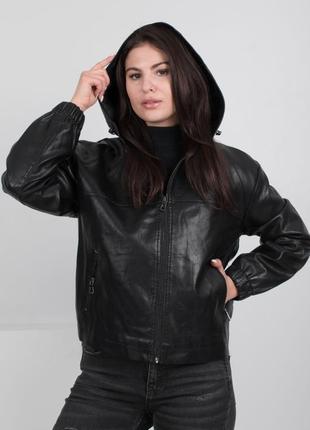Стильна чорна осіння весняна демисезон куртка вітровка кожанка косуха з капюшоном