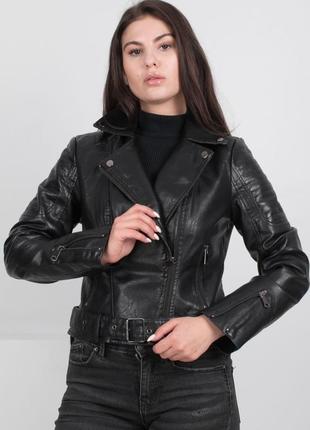 Стильная черная осенняя весенняя демисезон куртка ветровка кожанка косуха с ремешком