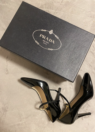 Жіночі туфлі Prada