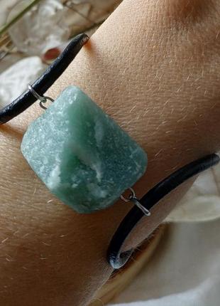 Шкіряний браслет з необробленим каменем "зелений авантюрин"