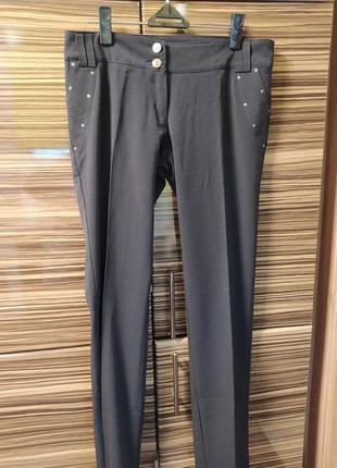 Брюки новые черные с заклепками