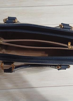 Темно-синяя лаковая сумка в змеиный принт среднего размера с короткими ручками4 фото